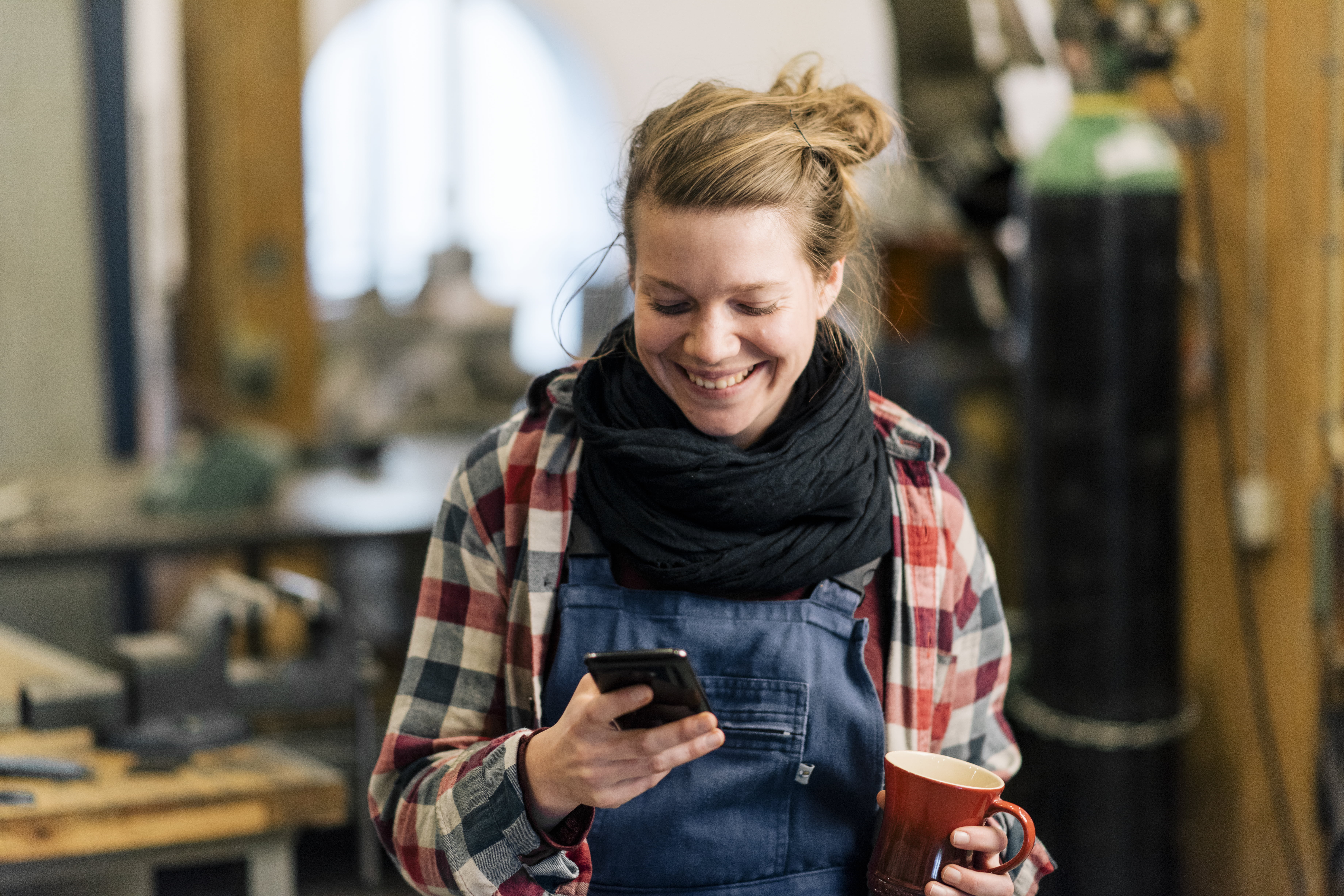 Kvinnelig snekker som sjekker mobilen