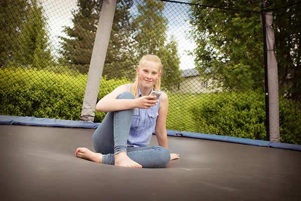 Jente på trampoline