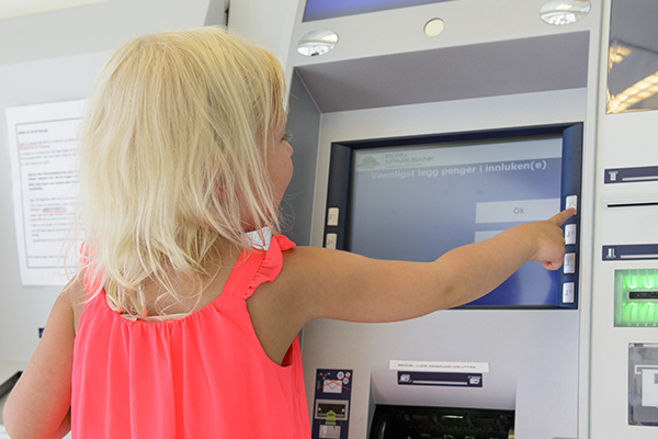 Jente i minibank
