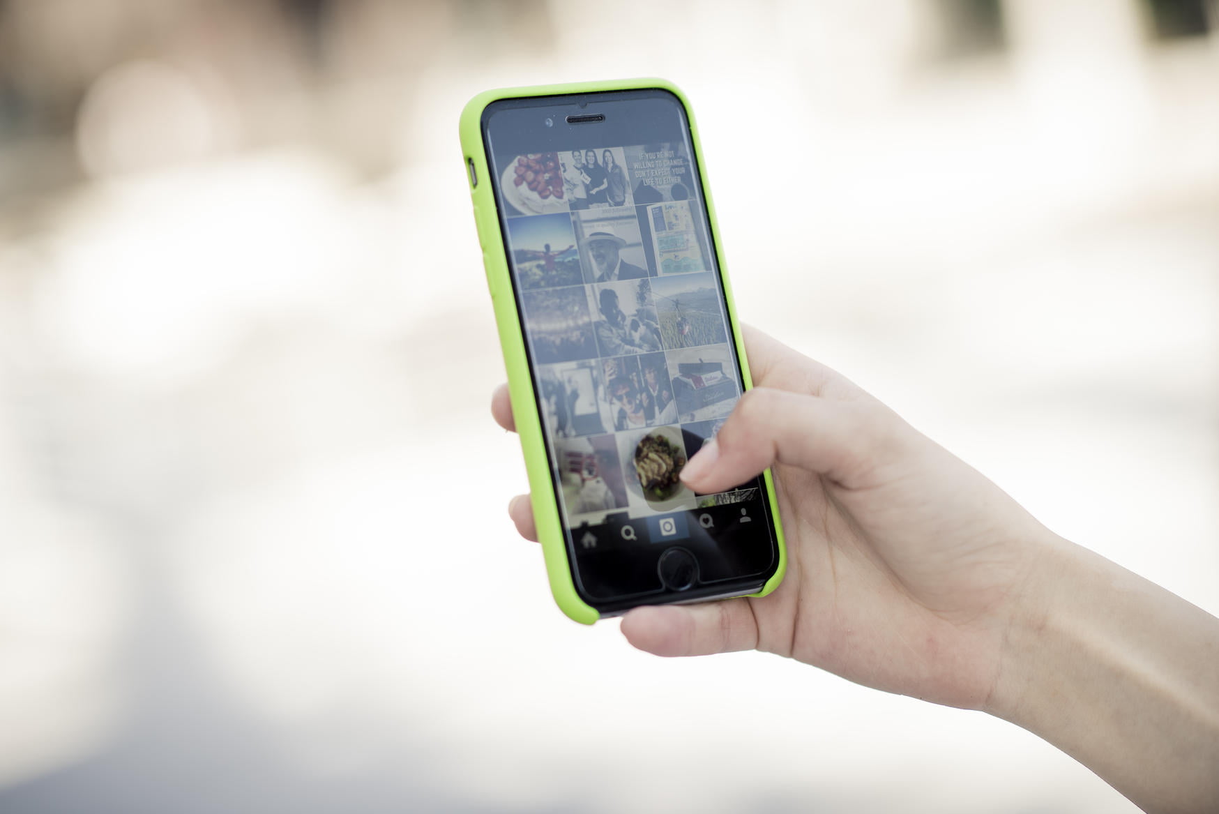 Hånd holder mobil. foto