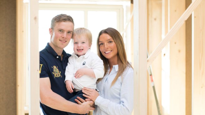 Familie i nybygg. foto