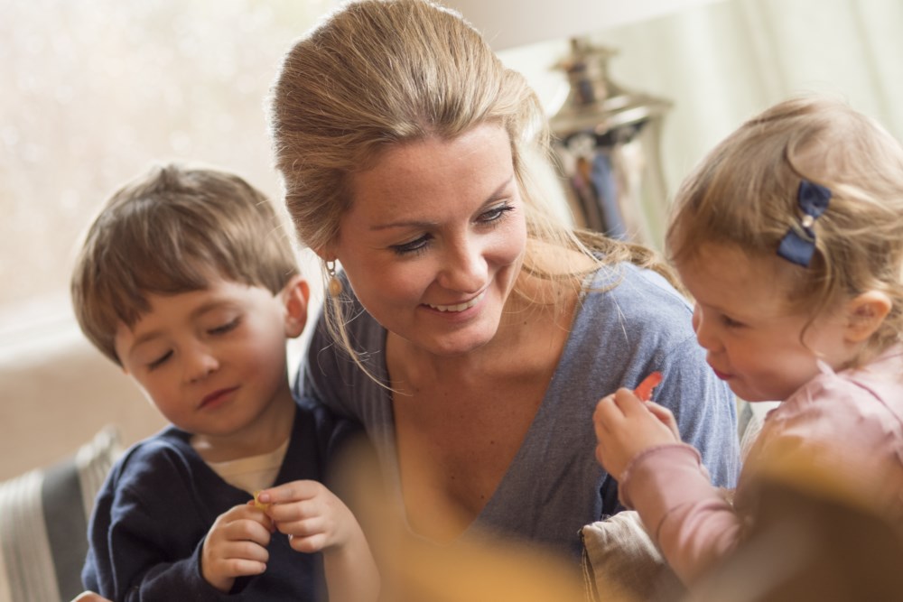 Mor og barn sitter i sofaen. foto