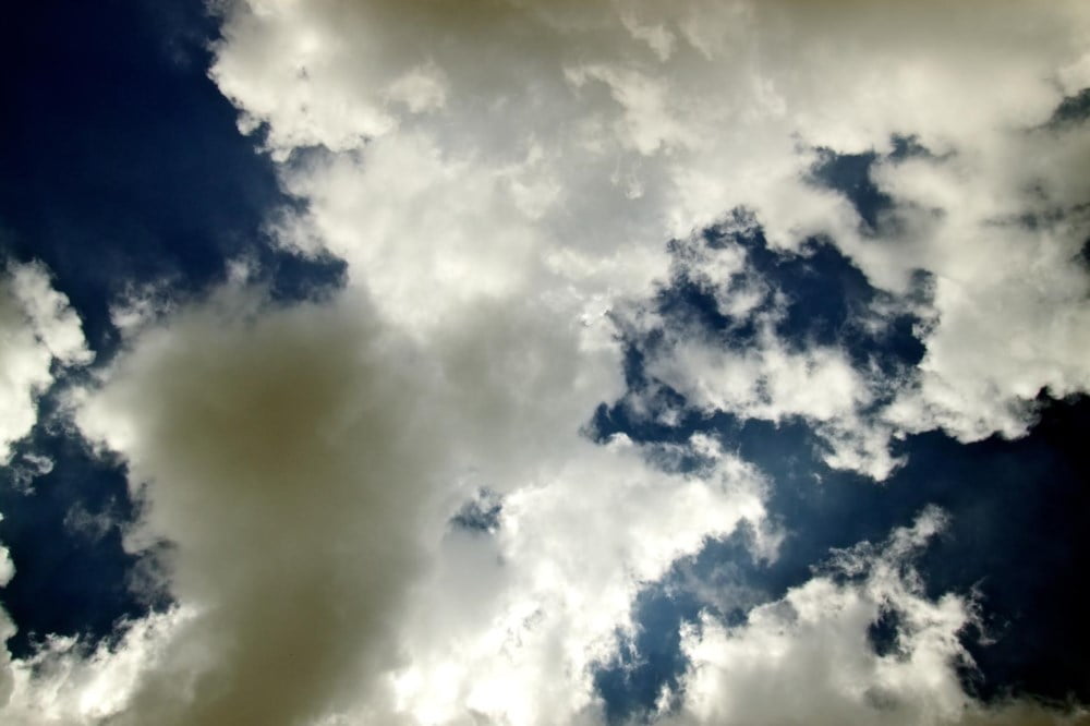 Hvite skyer på en blå himmel. foto